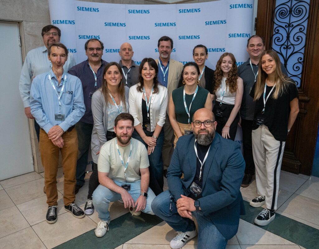 Equipo completo de Siemens y la Unión Industrial Argentina en la primera Hackathon.